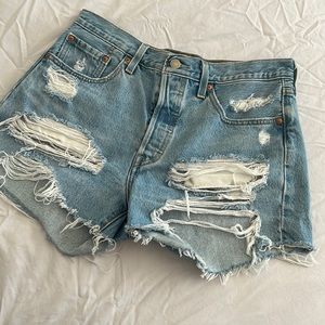501 levis shorts -distressed
